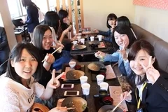 お昼ごはんを食べながら、在校生に質問タイム★