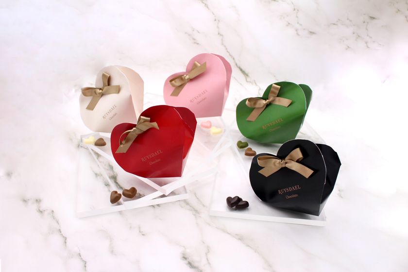 「シック&エレガンス」をコンセプトとする洋菓子メーカー
ロイスダールがお届けするバレンタイン2026
想いを結ぶ、5つのハート。
カラフルな「ハートショコラ」新発売