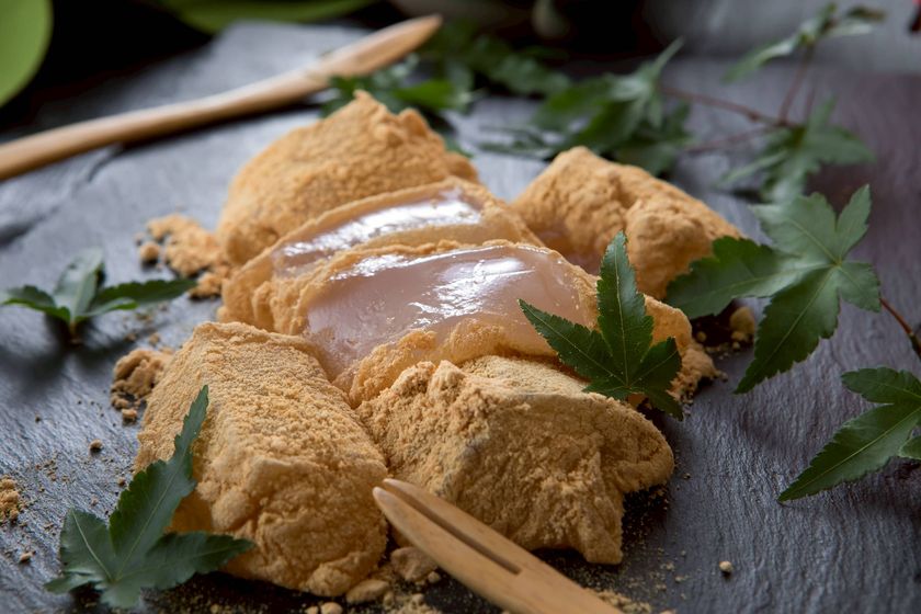 <新しいわらび餅>箸でしか掴めない「とろとろわらび餅」が
人気の「わらび屋本舗」“箸で掴みたくなる”弾力!?
「極もちもちわらび餅」を12月26日(金)から販売します