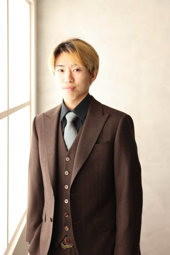 「男の成人式は、ただの儀礼」なのか?
世間の冷めたデータを覆し、
自腹でオーダースーツを仕立てたある若者の事例を公開