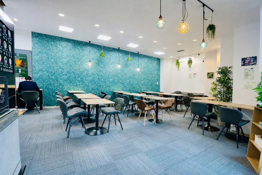 仕事も勉強も“場所で選ぶ”時代へ
日本初の“テーマが選べる無人カフェ”が大阪・守口に誕生
Qderセルフカフェ 守口店が2025年12月21日OPEN