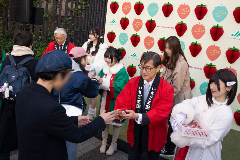 Z世代に人気のインフルエンサーでミスいちごの「さくら」が、
栃木県知事、真岡市長と渋谷で「とちあいか」を配布しPR!
