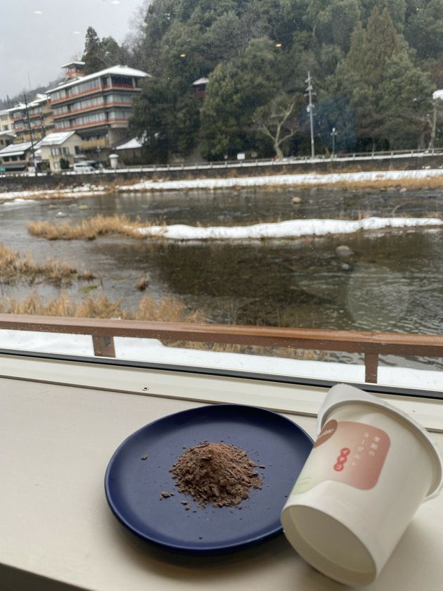 話題のヨーグルト専門店「三朝ヨーグルト」が
80%高カカオ×希少いちごの
『いちごショコラヨーグルト』を2月1日から販売開始!
