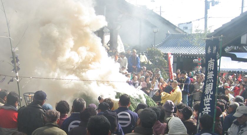 “逃げ場のない火祭!?”狭い境内での迫力ある炎の祭典
840年の伝統を今に受け継ぐ文化行事「吹田の火祭」を
2月11日に常光円満寺で開催