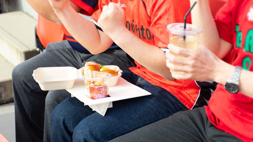 膝上テーブル「Kneeble(ニーブル)」Makuakeで2/9先行販売開始
スポーツ観戦時にドリンクやフードの置き場がない問題を解決!
折り畳み式で持ち歩き可能。観戦を全力で楽しもう!