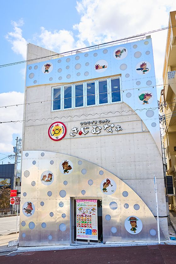 国際通りエリア・桜坂に「タコライスタワー」誕生
創業23年・県内8店舗目、アートと食が融合する3階建て
タコライス専門店「タコライスcafe きじむなぁ 国際通り桜坂店」
2026年3月5日(木)グランドオープン