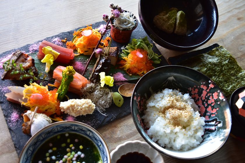 “鎌倉で楽しむ体験型ランチ”「馳走かねこ」にて
子供から大人まで楽しめる、自分で巻く
『彩り手巻き寿司コース』を再開!