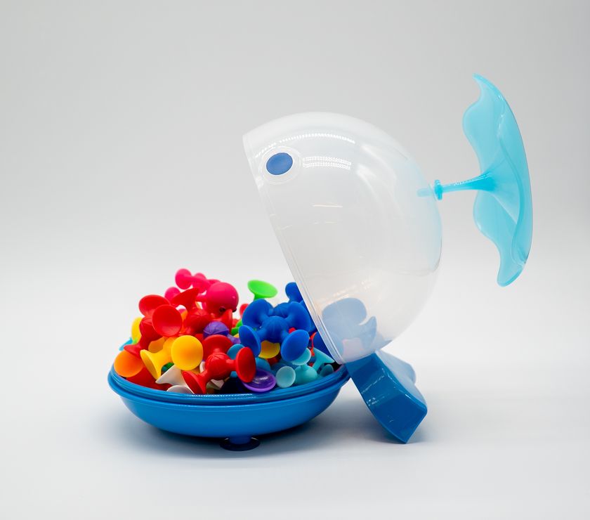 43個のパーツが一瞬で消える!
出荷数 累計12万個を突破した人気知育玩具「くっつき虫」
子どもが自ら“捕食”させるクジラ型パッケージが誕生!