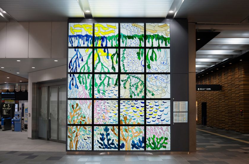 あいの風とやま鉄道・富山駅 中央改札口横にパブリックアート設置
富山の自然の恵みを表現した大型ステンドグラス作品
『生命の根(いのちのね)』公開
ミナ ペルホネン デザイナー 皆川 明 原画・監修