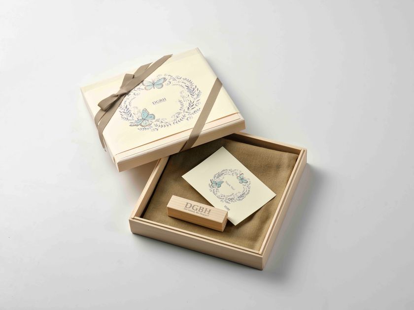 <母の日スペシャルキャンペーン 3/24(火)~5/5(火)開催中>
「大切な人への贈り物、包む気持ちまでエシカルに。」
DGBH企画
SHOKAY オリジナル・ギフト・ラッピングサービス始めました。
北海道材トドマツのギフトボックス&オーガニックコットンの
トート・巾着 提供開始