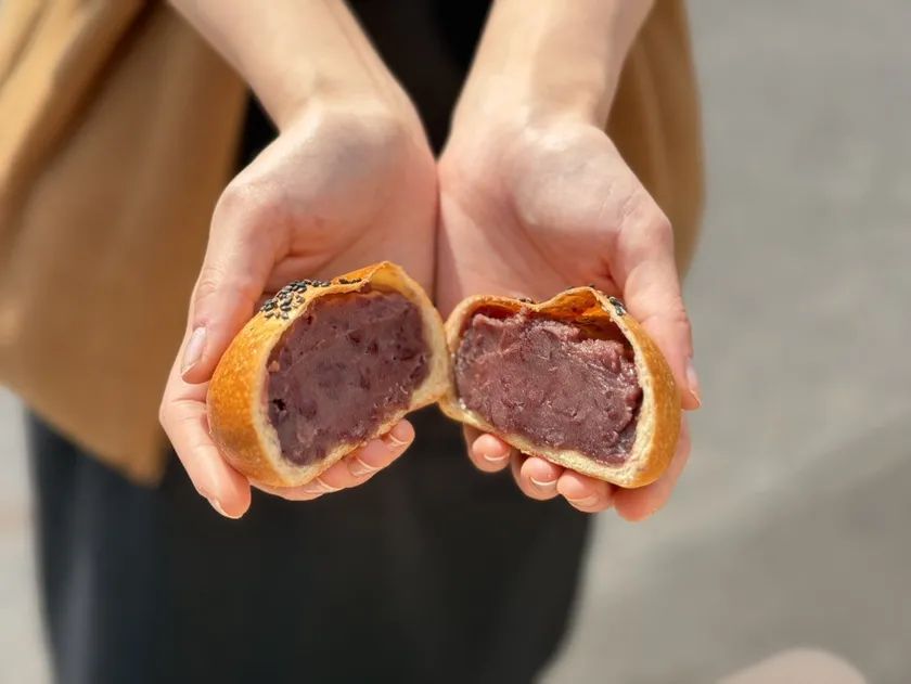 和紙のように薄い生地のなかにたっぷりのあんこ