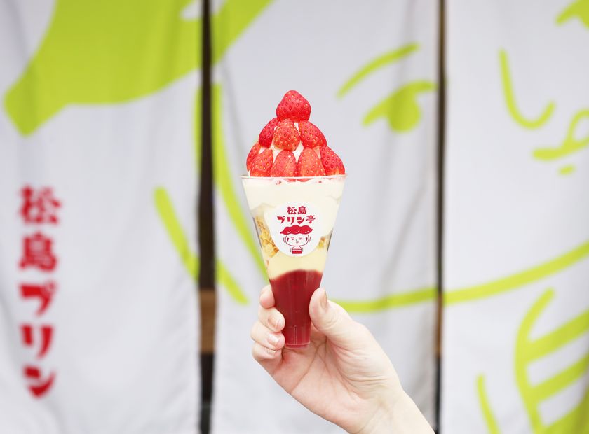 松島観光の新たな春の名物に!プリン専門店
「松島プリン亭」が、宮城県産いちご×濃厚プリンソフトの
「贅沢いちごパフェ」を4月24日(金)に販売開始