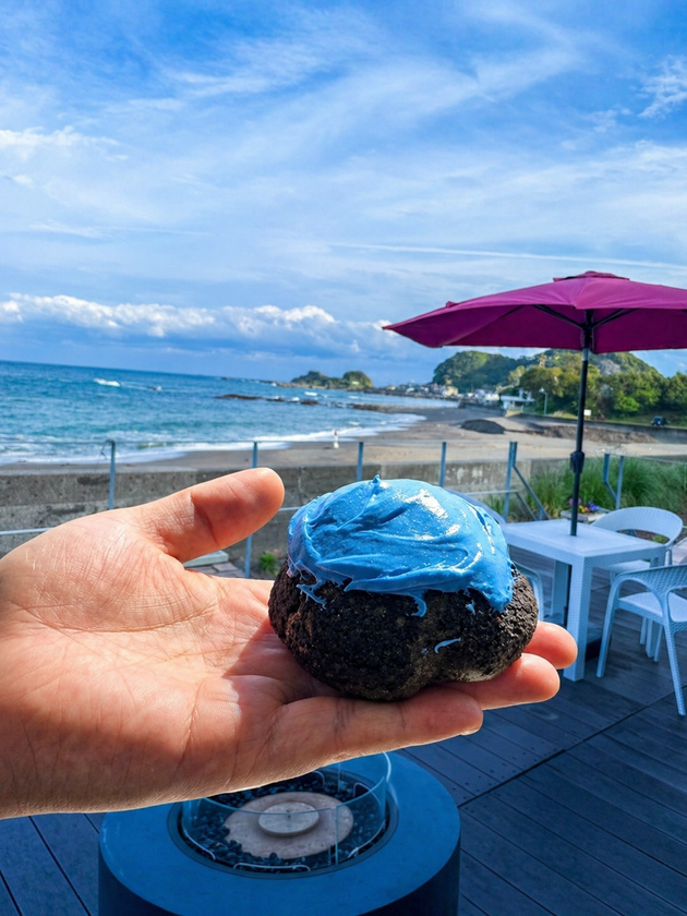 世にも奇妙な「青いシュークリーム」誕生
千葉・鴨川の絶景を“食べる”新体験