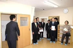 施設内を見学する参加者ら