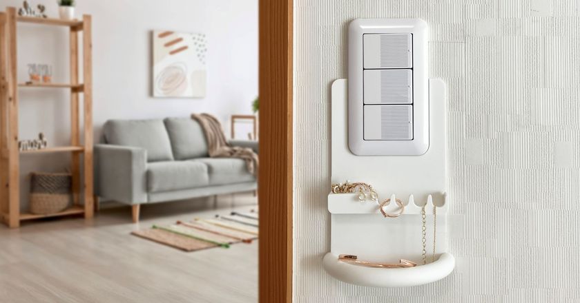 ビス・工具・テープ一切不要の壁面収納
「Pocketch(ポケッチ)アクセサリートレー」を5月18日に発売!