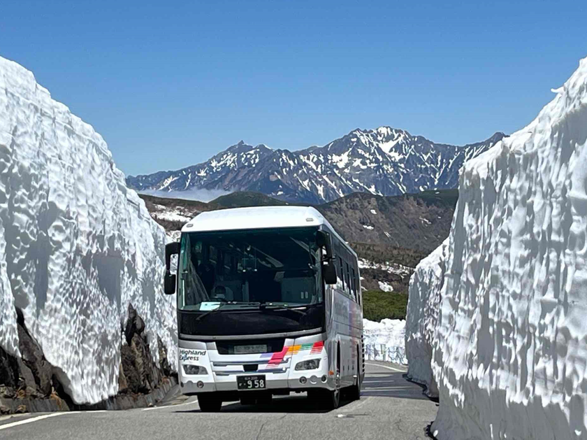 乗鞍岳春山バスの運行区間を延伸
標高2,600m、残雪の残る大雪渓まで運行