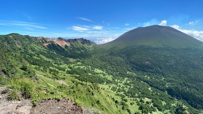 浅間山(前掛山)登山が約3年ぶりに再開
小諸から“活火山と向き合う登山体験”を発信、
登山再開記念ツアーも実施