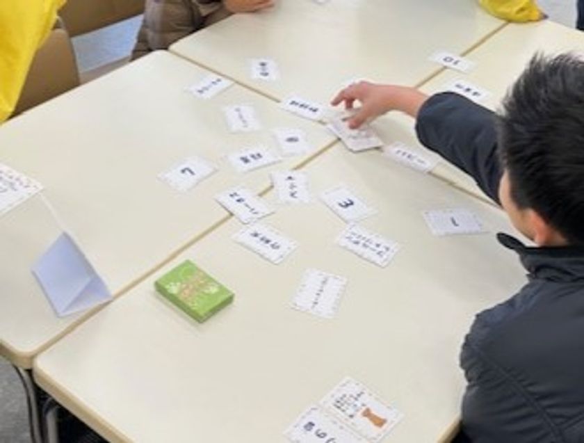 遊んで学ぶ、盲導犬のこと
四天王寺大学短期大学部の学生が制作
理解の輪を広げる「カルタ」と「すごろく」を寄贈