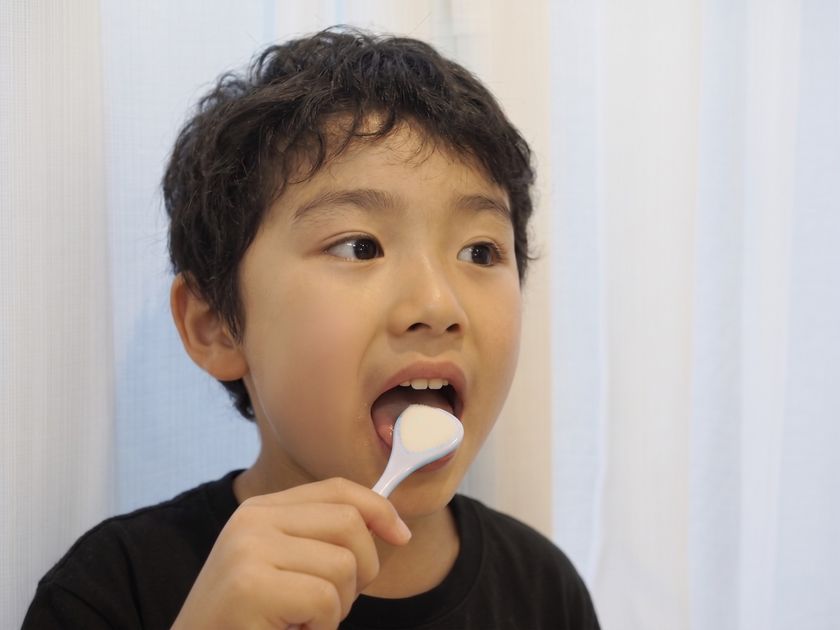 舌ブラシで変わる、子どもの口腔ケア
~口臭の主な原因と言われている“舌苔”をきれいに~
SHIKIEN公式HPにて「舌ケア習慣」の情報を公開