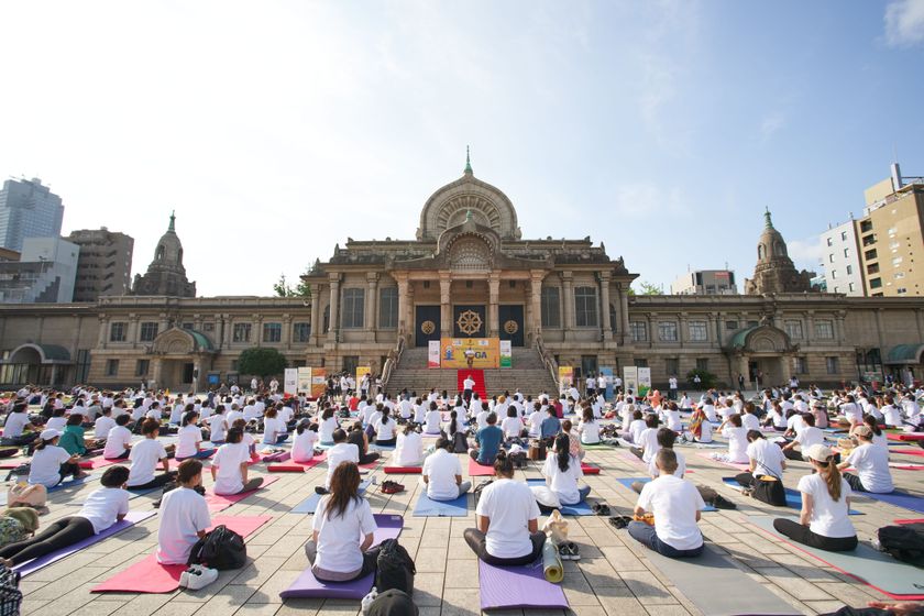<開催迫る>ヨガ発祥の国・インドが届ける、特別な朝のヨガ体験
インド大使館主催「International Day of Yoga 2026」
築地本願寺で開催