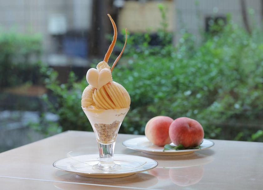 北九州・千草ホテル、毎年完売の
「うきはの桃まるごとパルフェ」を7/1より提供
料理長が五感で見極める”完熟桃”を贅沢に一玉使用