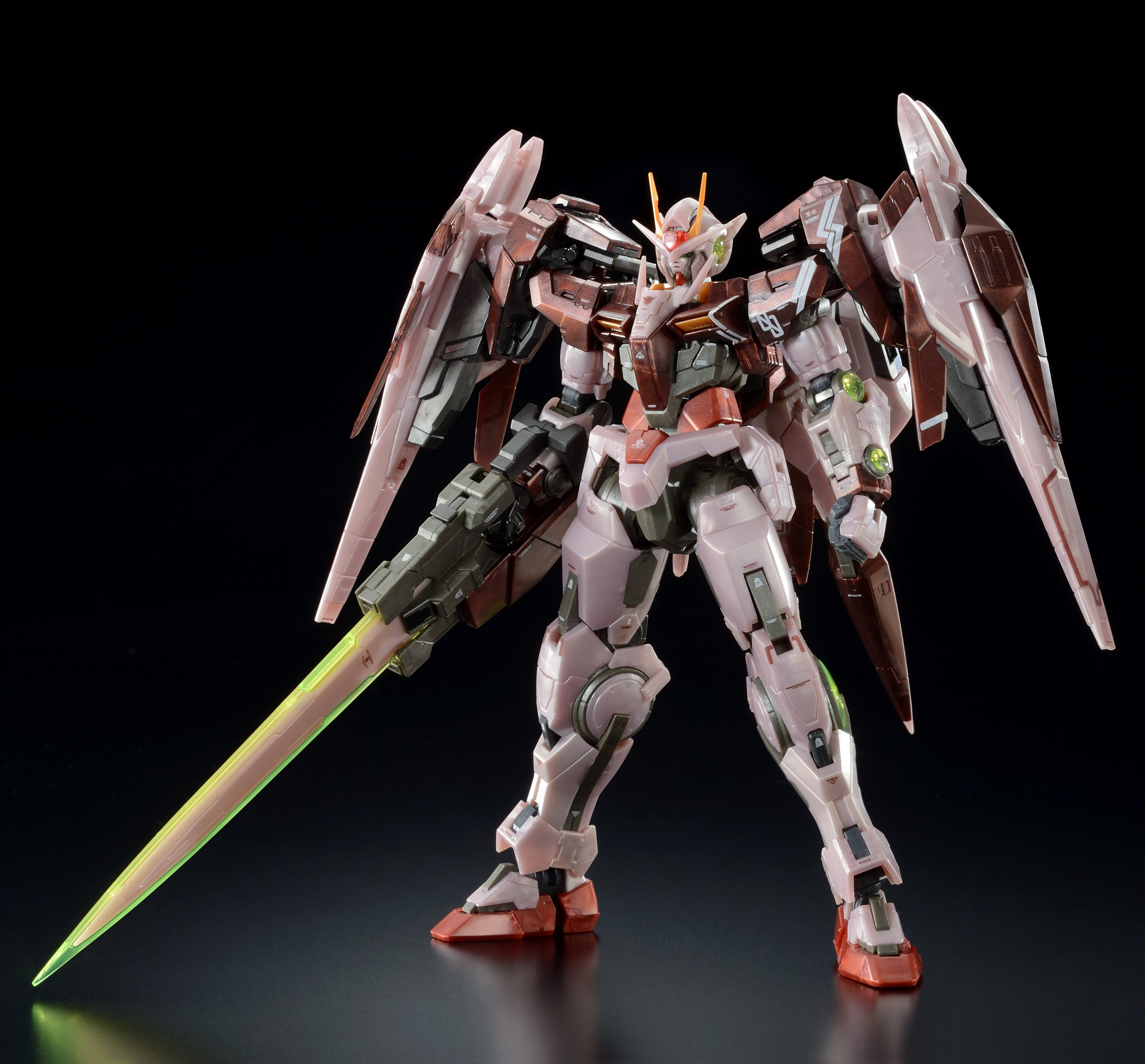 ガンプラ最新作「RG ダブルオーライザー」が赤く輝くトランザムモード