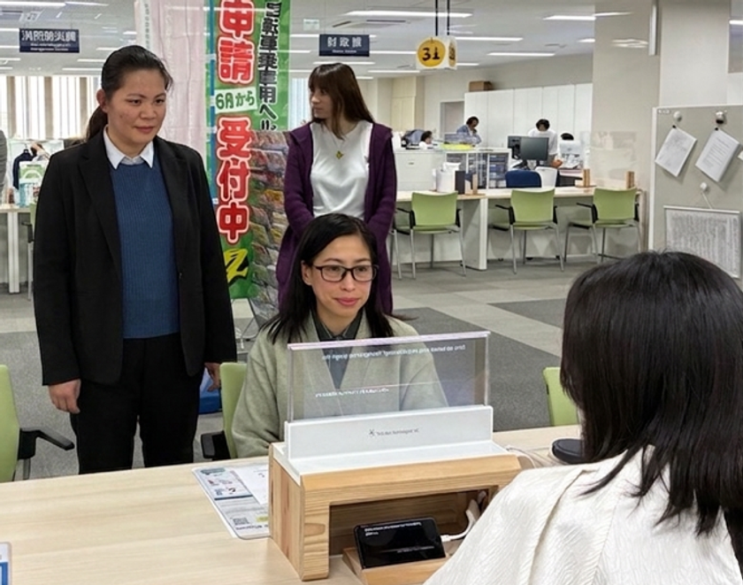 【茨城県下妻市】
言葉や障がいの壁を越え、誰もが自分らしく暮らせるまちへ
120言語対応の翻訳機を導入し、窓口のサービス改革を推進