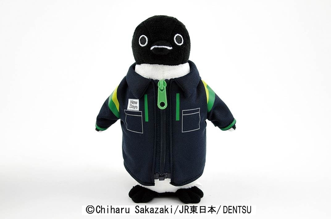 NewDays＆KIOSK」の新デザイン制服を着たSuicaのペンギンがぬいぐるみ