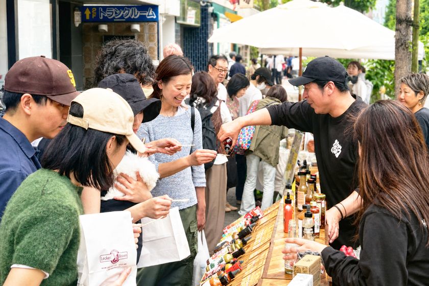 東京・目黒通りの歩道が48時間だけ約100店舗の
「マルシェ通り」に変わる
「第16回目黒マルシェ」10/31・11/1開催