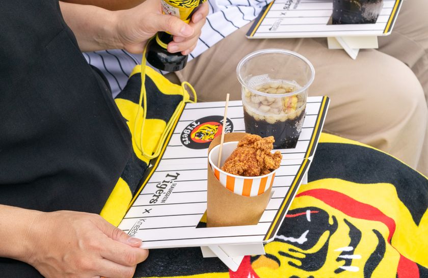 球場グルメは膝上に!阪神タイガース承認の折り畳み式ミニテーブル
「阪神タイガースニーブル」を9月18日よりMakuakeで先行販売