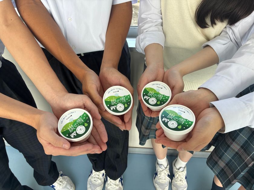 「黒いジェラートで、地域を黒字に。」米沢の高校生が
「炭の雪」を開発
炭×ヨーグルト×山形県産ラ・フランスの新商品、
9月26日に200個限定で販売