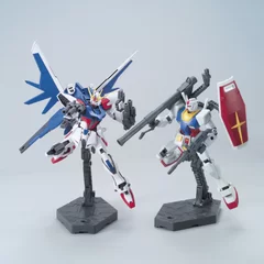 左：HGBF ビルドストライクガンダムフルパッケージ＋D三連キャノン　右：HGUC RX-78-2 ガンダム＋Bバックパックアームズ