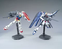 左：HGUC RX-78-2 ガンダム＋Cブレードビームガン　右：HGCE フリーダムガンダム＋Eレールガン