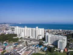 三浦海岸に建つ白亜のホテル（本館・別館）