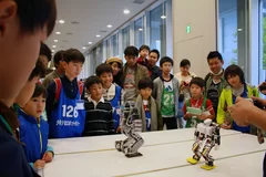 大学生自作ロボットのデモも実施