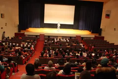 2014年の上映会の様子(ワクワク感動して学び楽しむ会 代表挨拶)