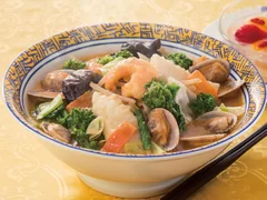 海鮮三種とたっぷり国産野菜の味噌ラーメン