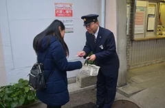 長田駅でプレゼントする様子