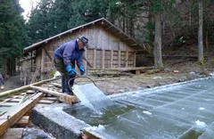 切り出した氷を氷室へ