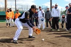 宮本氏は内野守備の基本を指導