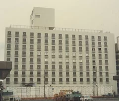 【建設中のホテル全景　1981年】