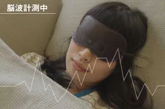 睡眠時に脳波を計測します